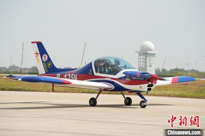 10月2日，在2024南昌高新区飞行嘉年华现场，游客体验“零基础开飞机”。吴敏 摄