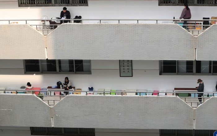 ▲资料图：某大学图书馆内，学生在复习备考研究生。图/新华社