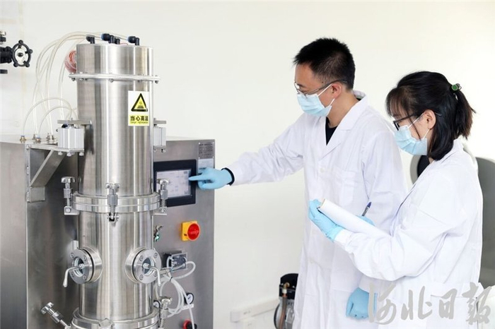 2024年9月2日，华北制药新药公司制剂所研发人员正在操作制粒包衣机一体机，进行湿法制粒。王域鑫摄