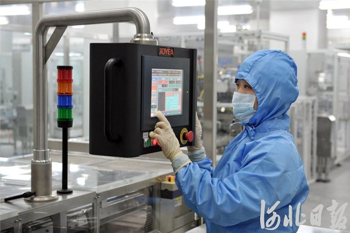 2024年9月3日，华北制药新制剂分厂制剂生产线，操作人员对数据进行实时监控。王域鑫摄