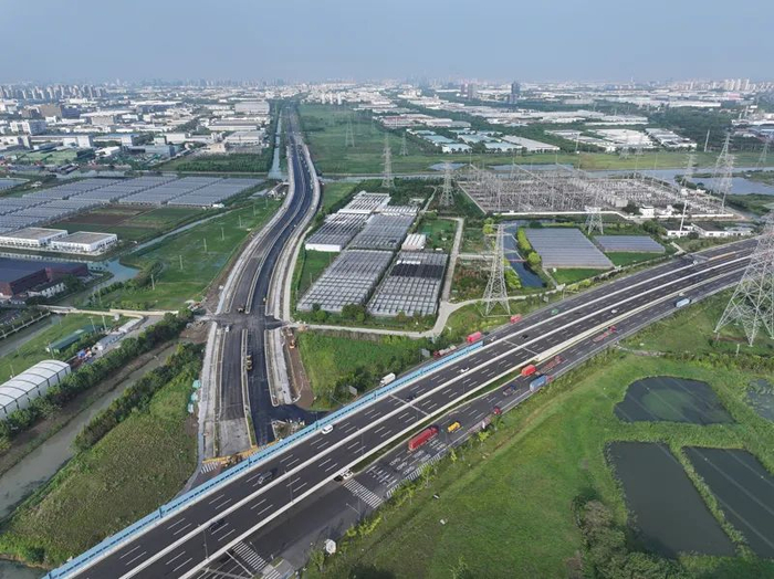 苏州强胜路接312国道工程沥青路面摊铺施工现场（无人机照片）。新华社记者 季春鹏 摄