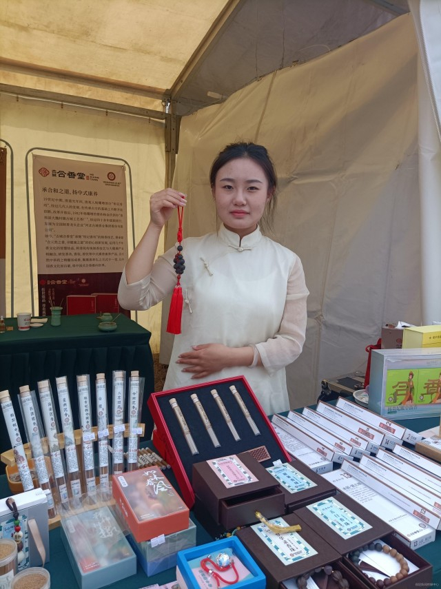 琳琅满目的香产品受市民青睐。葛淑霞摄