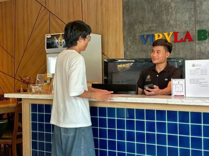 @月薪2800，老挝顶尖大学毕业4年的alun‍