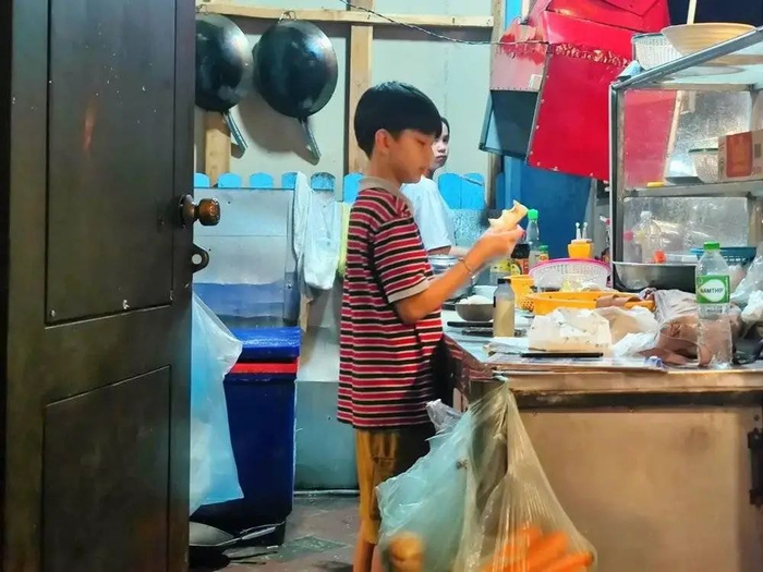 @深夜，帮着家里饭店切菜炒菜的姐弟俩