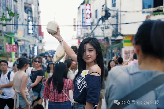 游客与北海老城的美景美食合影留念。郑恩茵 摄