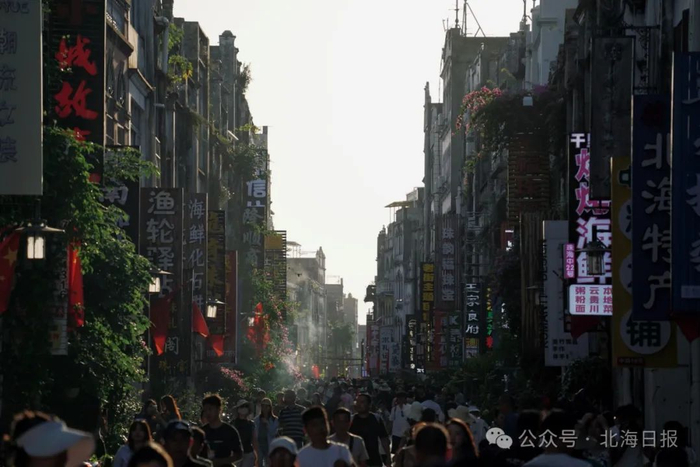 北海老城人山人海。郑恩茵 摄