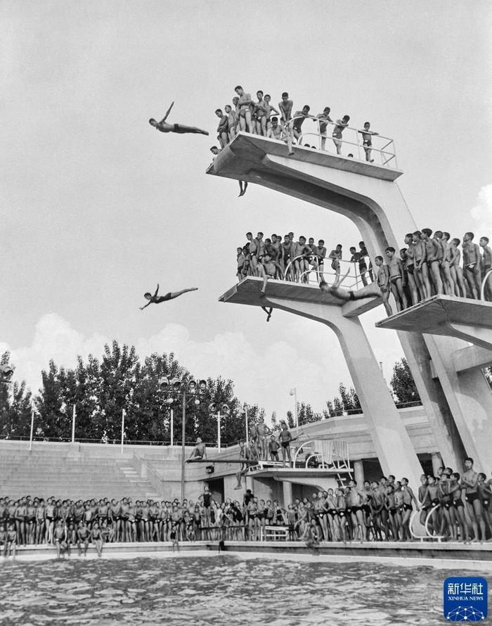 北京体育学校的学生练习高台跳水。（1971年12月4日发）新华社发