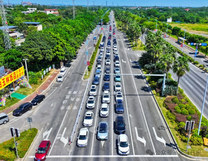 进入北海的车辆络绎不绝。石海涛 摄