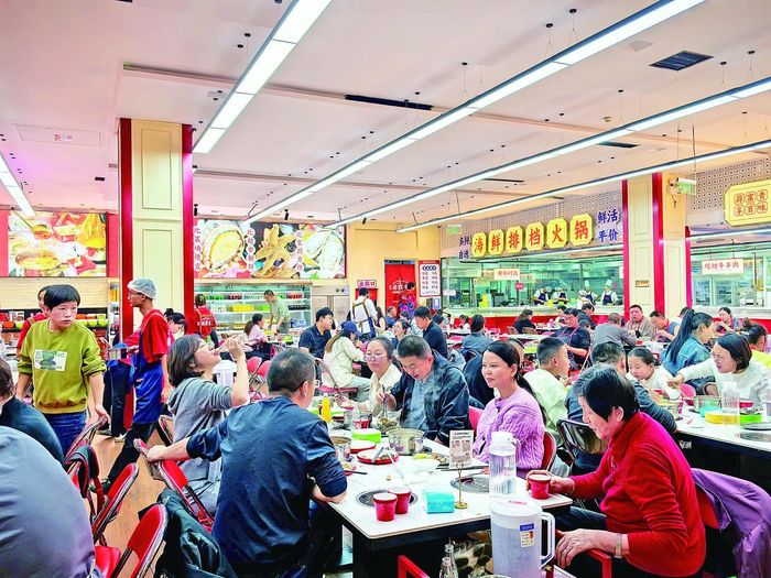 饭店里坐满了用餐的消费者。本报记者 罗 珺 摄