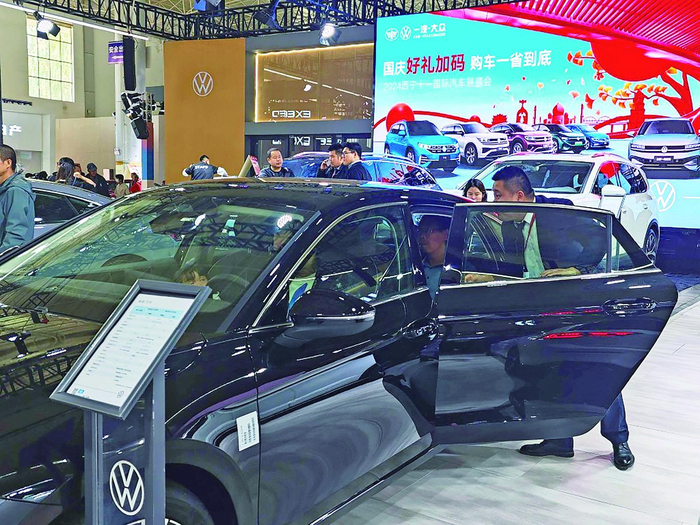 市民在车展选购汽车。本报记者 陈 晨 摄
