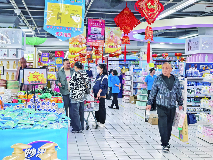 消费者在超市购买生活用品。本报记者 罗 珺 摄