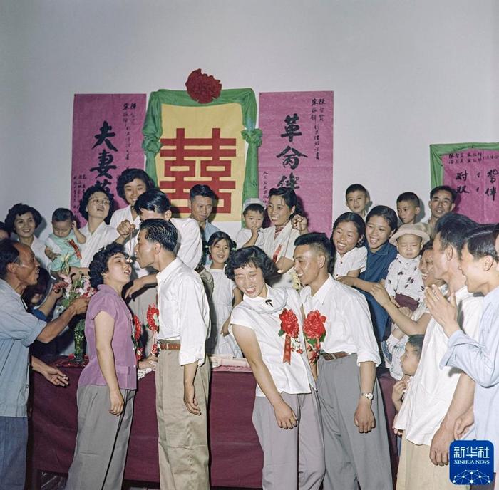 1959年，一对宋姓兄弟共同举办婚礼。新华社发