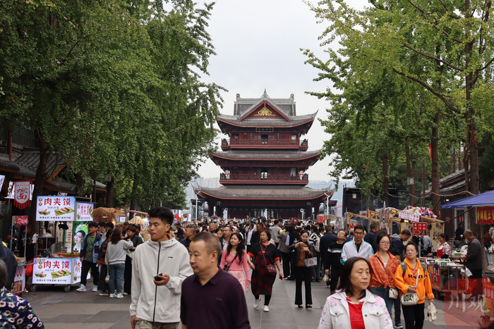冠英古街上人流如织