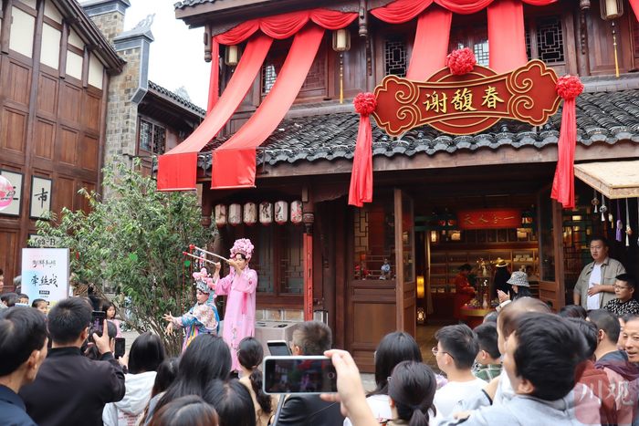 牵丝戏在冠英古街街头上演