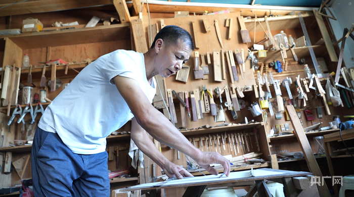 陆根卫正在绘制模型图纸（央广网发  张明辉  摄）