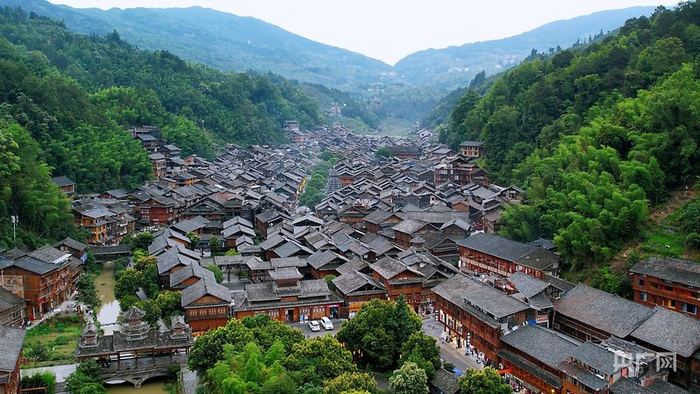 高低错落的民居与鼓楼融于青山绿水间（央广网发  黎平县融媒体中心供图）