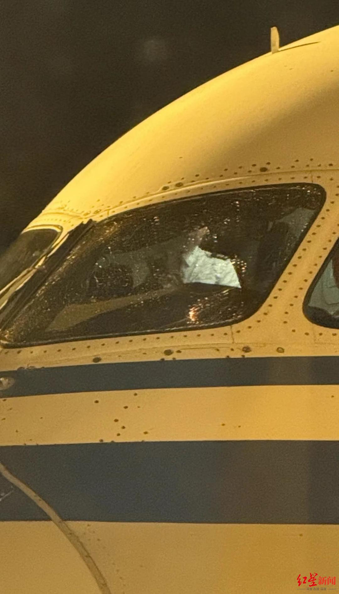 ▲有乘客拍到4日晚CA4578航班出现驾驶室风挡开裂的情况（图片来源：受访者供图）
