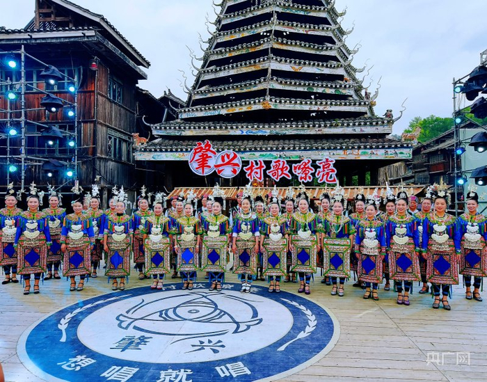 “村歌”大赛现场，参赛队伍正在演唱侗族大歌（央广网记者  栾小琳  摄）