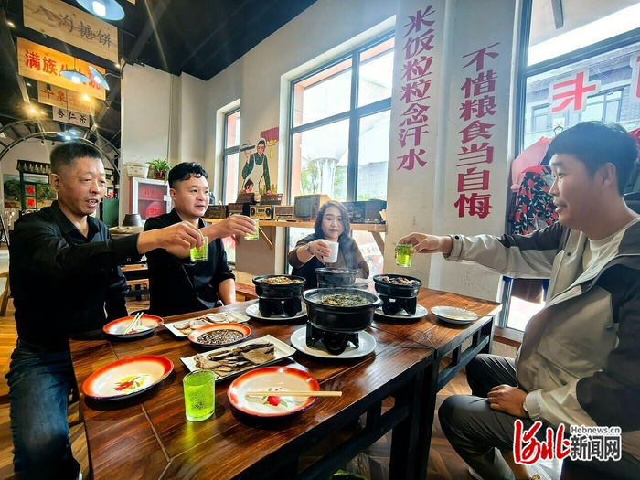 10月3日，游客正在承德供销大食堂品尝“老味道”美食。 河北日报记者 陈宝云摄