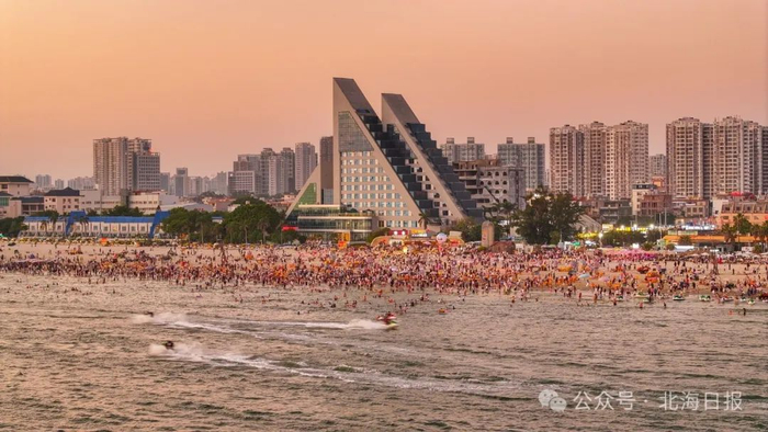 夕阳下的侨港海滩。周祥鹏 摄