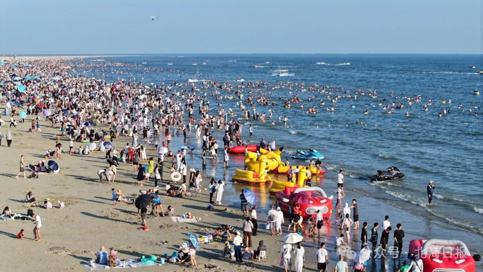 银滩景区人气旺。周祥鹏 摄