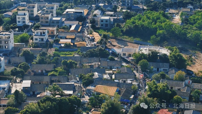 游客沿着流下村蜿蜒的村道漫步。郑恩茵 摄