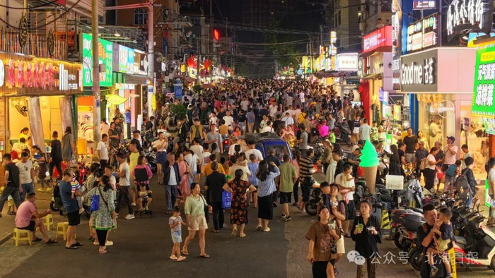 游客们来到侨港风情街品尝美食。周祥鹏 摄
