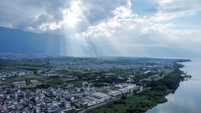 这是6月5日拍摄的大理苍山、洱海及村落景观（无人机照片）。新华社记者 王静颐 摄