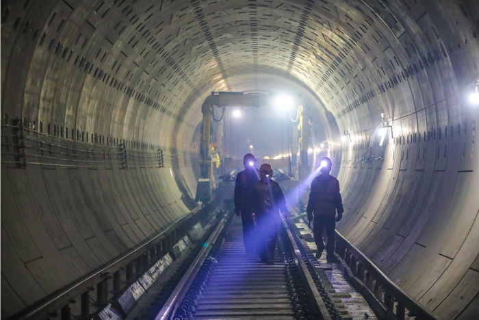 2019年，工人在地铁7号线铺轨施工现场巡查。武亦彬摄