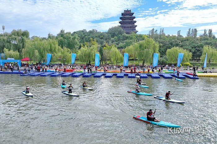 2024年9月15日，在迁安市滦河左岸体育公园，正在进行桨板比赛。梁玉水 摄