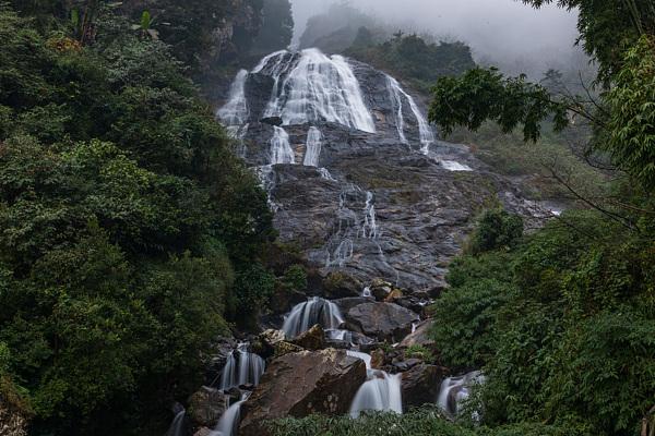 云南玉溪，燕子崖瀑布、雨后哀牢山/图源自视觉中国