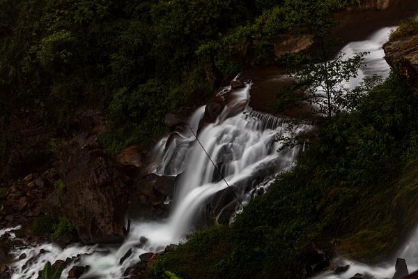 云南玉溪，石门峡、“哀牢山大地磁场强度异常”的话题也随之登上热搜，新平县哀牢山原始森林和溪流/图源自视觉中国<p>　　哀牢山为何如此神秘？</p><p>　　其实它不是一座山</p><p>　　而是一片横亘在云贵高原与横断山脉分界线上</p><p>　　绵延数百公里的群山</p><p>　　哀牢山彝语意思是“虎豹出没的地方”</p><p>　　这里保存了</p><p>　　世界同纬度面积最大、新平县哀牢山原始森林和溪流/图源自视觉中国