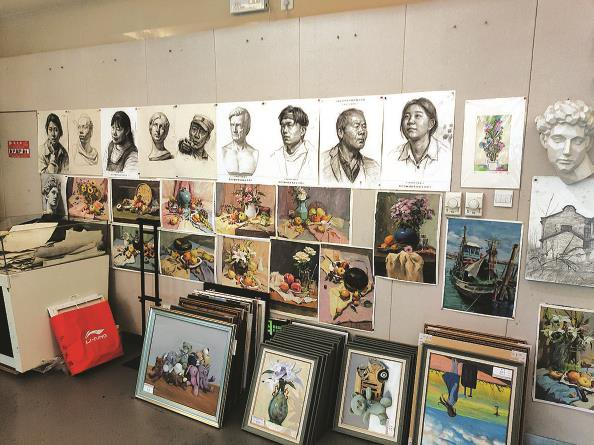             艺术中心的绘画教室          