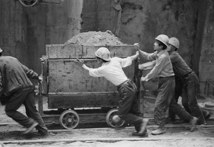 1994年，地铁复八线东单站紧张施工中。吕坚摄