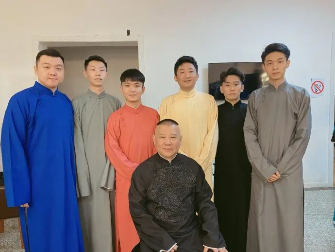 秦霄贤（右一）