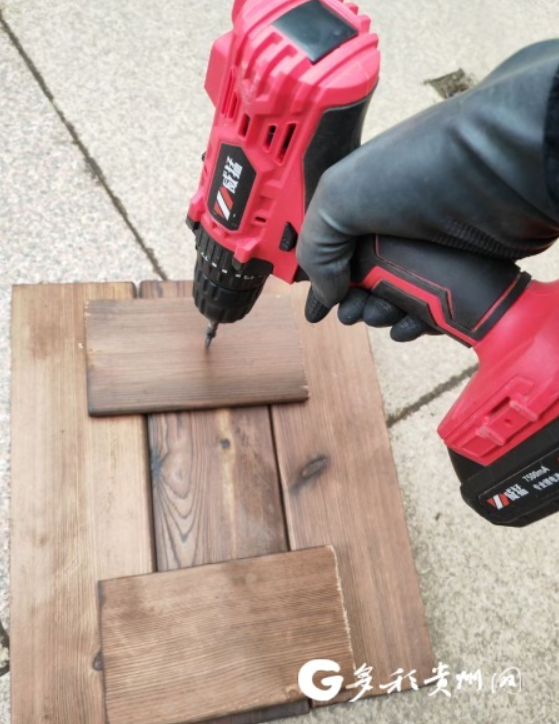 徐燕给植物钉板装饰（受访者供图）