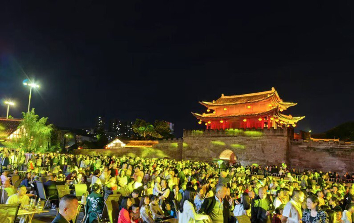 绵阳三台潼川古城夜间维持高人气