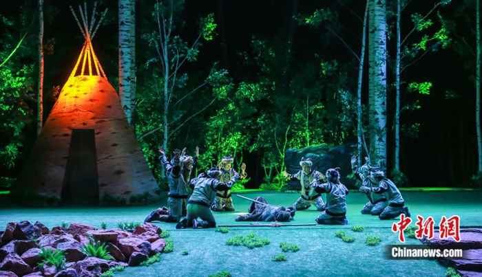 鄂伦春族歌舞表演。嘉荫县委宣传部供图