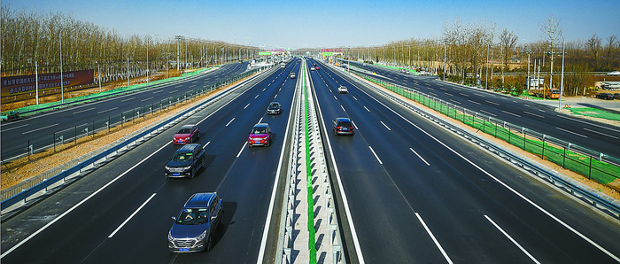 2018年，北京新机场配套交通设施——京开高速魏永路至西黄垡桥段由原来的双向4车道拓宽为双向6车道。邓伟摄