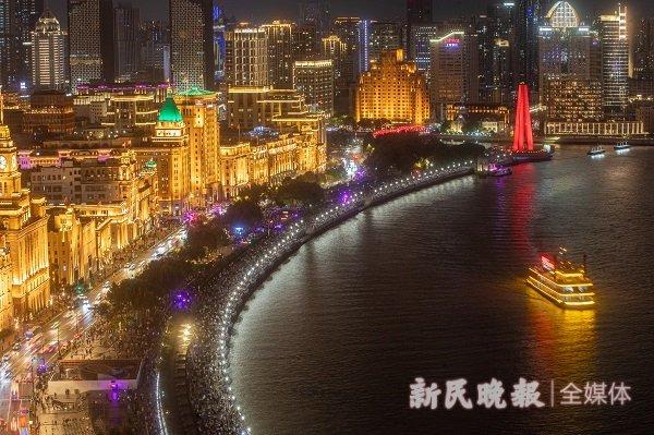 图说：外滩迎来大客流