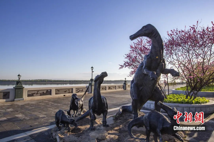 嘉荫堤坝恐龙雕塑。嘉荫县委宣传部供图