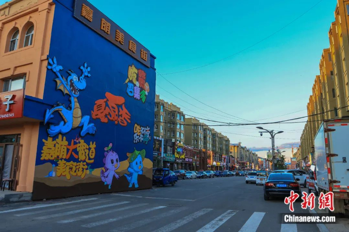 嘉荫县美食街恐龙涂鸦。嘉荫县委宣传部供图