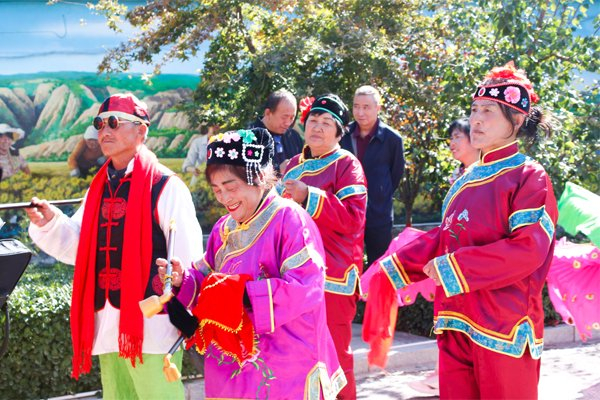 图为：精彩的文艺演出