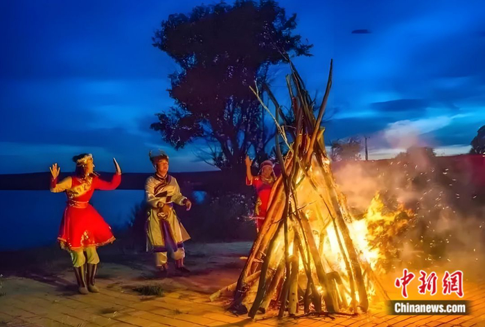 鄂伦春族民跳起篝火舞。嘉荫县委宣传部供图
