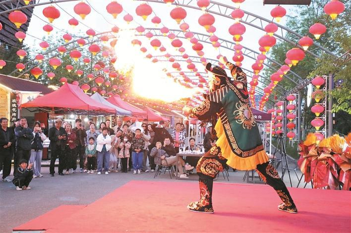     川剧演员在四师可克达拉市朱雀湖附近的夜市上表演节目（资料图片）。