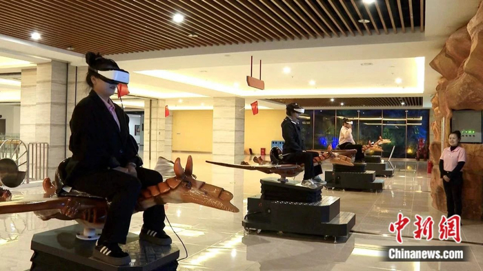 游客佩戴VR眼镜沉浸式体验“恐龙世界冒险之旅”。嘉荫县委宣传部供图