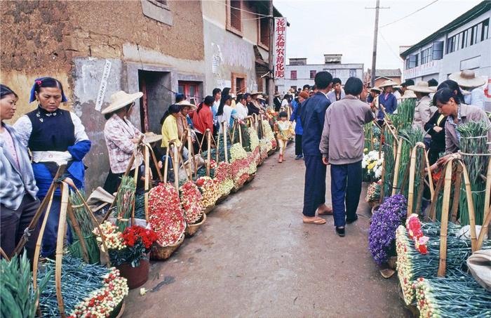 1994年顾客在斗南村购买鲜花。图源：新华社