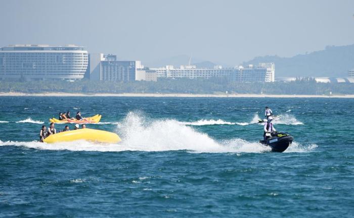 10月4日，在海南三亚蜈支洲岛旅游区，游客体验海上项目。新华社记者赵颖全　摄