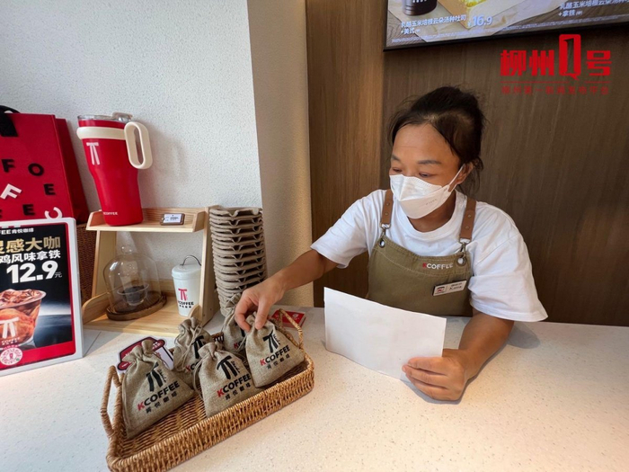 咖啡店店员在整理可以免费领取的咖啡渣。