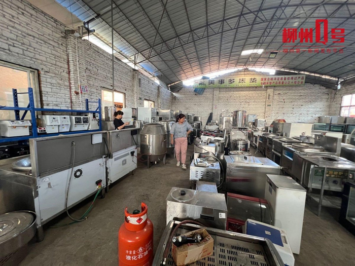 市民在旧货市场选购二手产品。